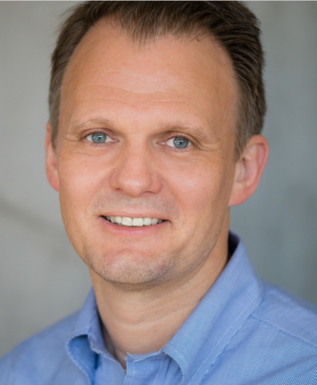 Dirk Eddelbuettel, a quantitative software developer and maintainer of the important *Rcpp* and *Rinside* packages. Photo from https://stat.illinois.edu/directory/profile/deddel, retrieved on 03/20/2026.